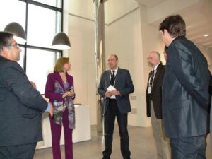 María José Soriano, con los profesores que han visitado Porcelanosa.