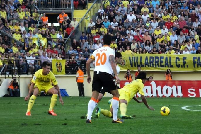 La grada de El Madrigal siguió con atención el desarrollo del partido. FOTO: RAMÓN CLARAMONTE