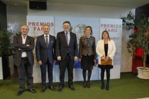 puig en el puerto en la entrega de premios faro