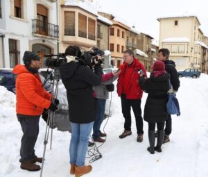 puig y tena atendiendo a los medios de comunicación en vilafranca