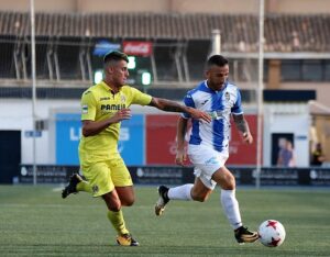 Dani Raba, centrocampista amarillo, pelea un balón con un jugador rival. FOTO: ATLÉTICO BALEARES