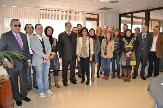 responsables de la cámara con periodistas width=