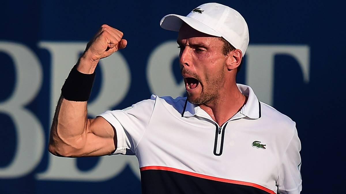 Roberto Bautista y Rafa Nadal se abrazan tres lograr el título de la Copa Davis.