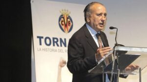 Javier Tebas entrega una placa a Fernando Roig. FOTO: VILLARREAL CF
