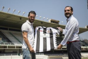 Javi Rubio, nuevo centrocampista del Castellón, junto al presidente Vicente Montesinos. FOTO: CD CASTELLÓN