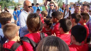 El exjugador del Villarreal firmó autógrafos y habló con los chavales. FOTO: VILLARREAL CF