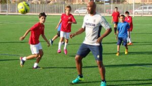 Marcos Sena, en plena acción con los chavales. FOTO: VILLARREAL CF