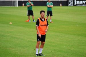 Javi Serra, en el entrenamiento de este martes en Castalia, podría ser suplente el miércoles. FOTO: CD CASTELLÓN