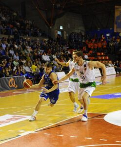 Encajar más de cien puntos en baloncesto equivale a tener todas las de perder. Fotos: María González