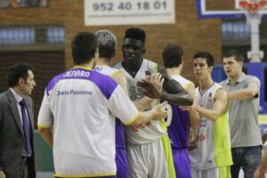 Toni Ten da instrucciones a sus jugadores durante un tiempo muerto. FOTO: TAU CASTELLÓ