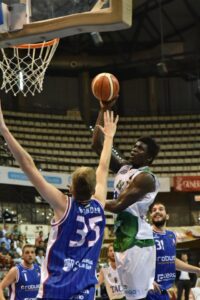 Los muchachos de Toni Ten reaccionaron a tiempo ante un rival muy peleón.