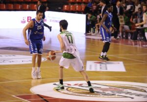 TAU Castelló lo intentó, pero no pudo con la presión de los locales. Fotos: María González