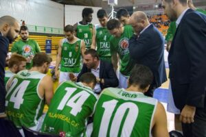 Toni Ten da instrucciones a sus jugadores durante un tiempo muerto. FOTO: AMICS CASTELLÓ