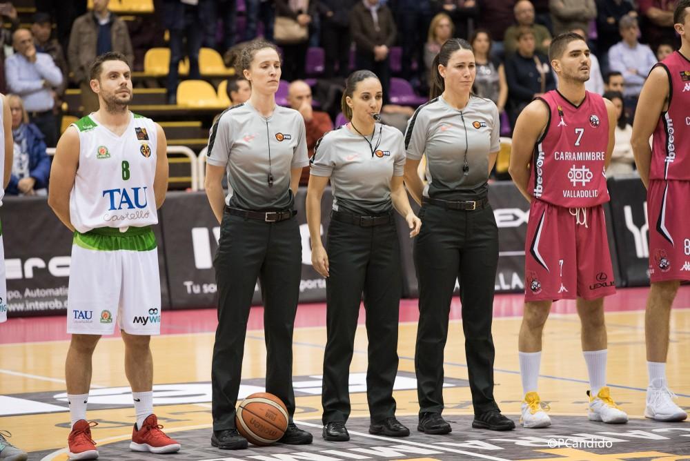 Por primera vez en la historia tres árbitras dirigieron un partido de la LEB Oro. FOFO: PASCUAL CÁNDIDO