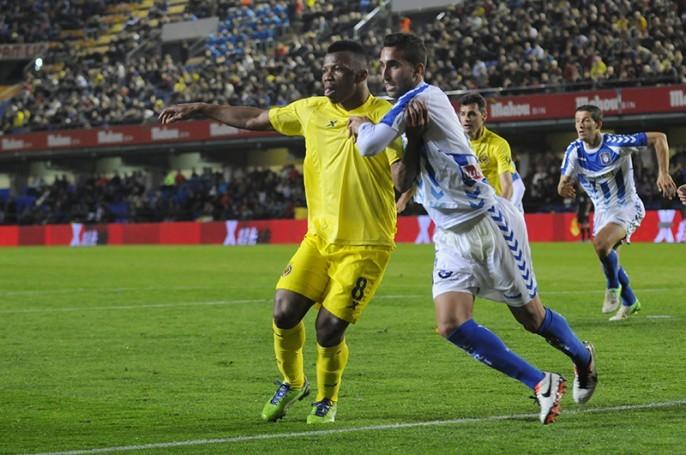 El delantero nigeriano Uche en esta ocasión no pudo marcar para un Villarreal que sólo pudo empatar con el Recreativo. FOTO: JOSÉ SALLA