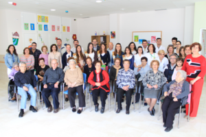 La reina y las damas de las fiestas de Vila-real, Sant Pasqual 2013, junto con la Junta de Festes, han acudido al centro de alzheimer Molí la Vila, en la jornada de puertas abiertas que está celebrando AFA hoy en el centro de Vila-real.