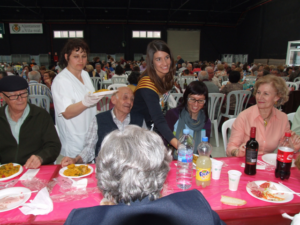 La comida de la tercera edad, celebrada hoy en el Casal de Festes, ha contado con la participación del alcalde, José Benlloch, la reina, Lorena Traver y las damas.En la fiesta han participado cerca de 1.300 personas.