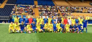 Los veteranos del Villarreal y de la selección de Ucrania posan antes de comenzar a jugar. FOTO: VILLARREAL CF