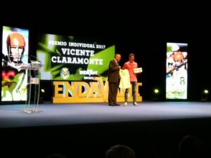 Distinción al deportista Vicente Claramonte. FOTO: VILLARREAL CF