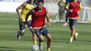 El central catalán recibió el premio antes de empezar el partido. FOTO: VILLARREAL CF