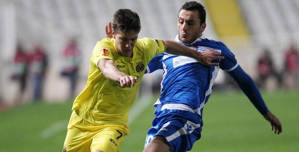 Apollon's Georgios Vasiliou (R) fights for the ball with Villarreal's Luciano Vietto during their UEFA Europa League group A football match Villarreal FC against Apollon Limassol on December 11, 2014 at GPS stadium in Nicosia, Cyprus. AFP PHOTO / SAKIS SAVIDES        (Photo credit should read SAKIS SAVIDES/AFP/Getty Images)