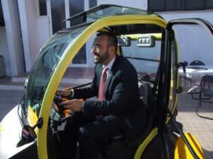 Benlloch probando uno de los coches de la feria.