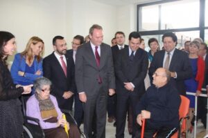 Autoridades con pacientes del centro.