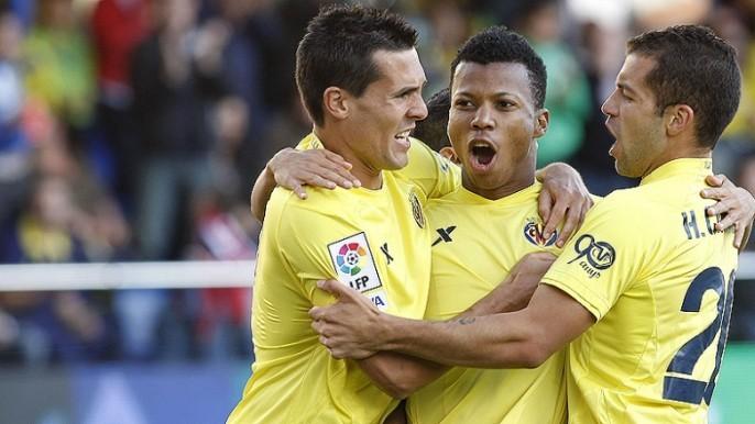 El delantero nigeriano Uche es felicitado por sus compañeros tras anotar el 1-0 ante el Girona. FOTO: villarrealcf.es