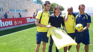 Tino Traver en el centro junto a los presidentes del BM Castellón y Volei Grau Castelló. FOTO: VILLARREAL CF