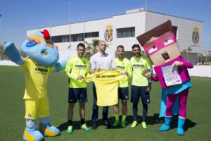 las mascotas del Villarreal y la del Sansan Festival se han fotografiado con los jugadores Mario, Soldado y Soriano promocionando el evento musical. FOTO: VILLARREAL CF