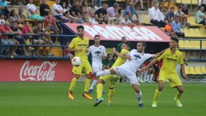Borja Gómez pelea un balón en el centro del campo con varios jugadores del Villarreal C. FOTO: CD RODA