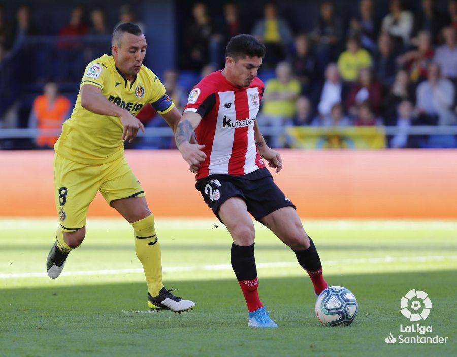 Santi Cazorla presiona la salida de balón de un futbolista del Athletic. FOTO: LALIGA