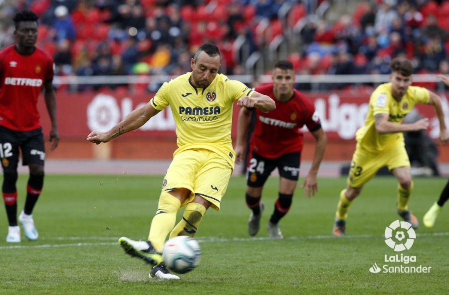 Santi Cazorla marcó su gol (2-1) desde el punto de penalti. FOTO: LALIGA