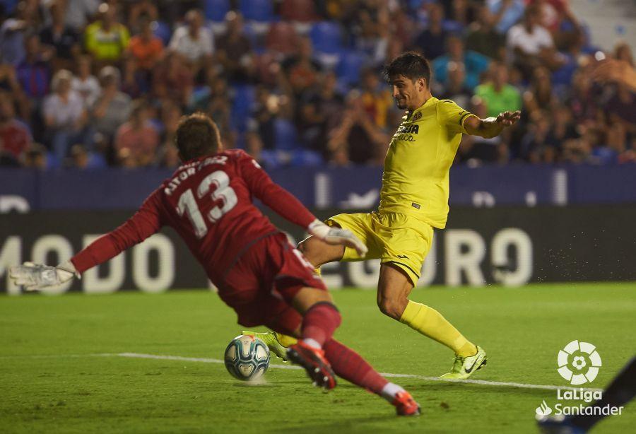 Gerard Moreno remata a la red el 0-1 a los tres minutos de partido. FOTO: LALIGA