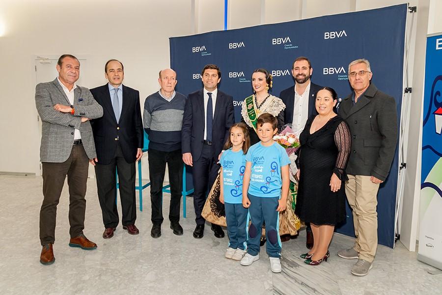 Foto de familia con dos niños que portan la camiseta de la carrera.