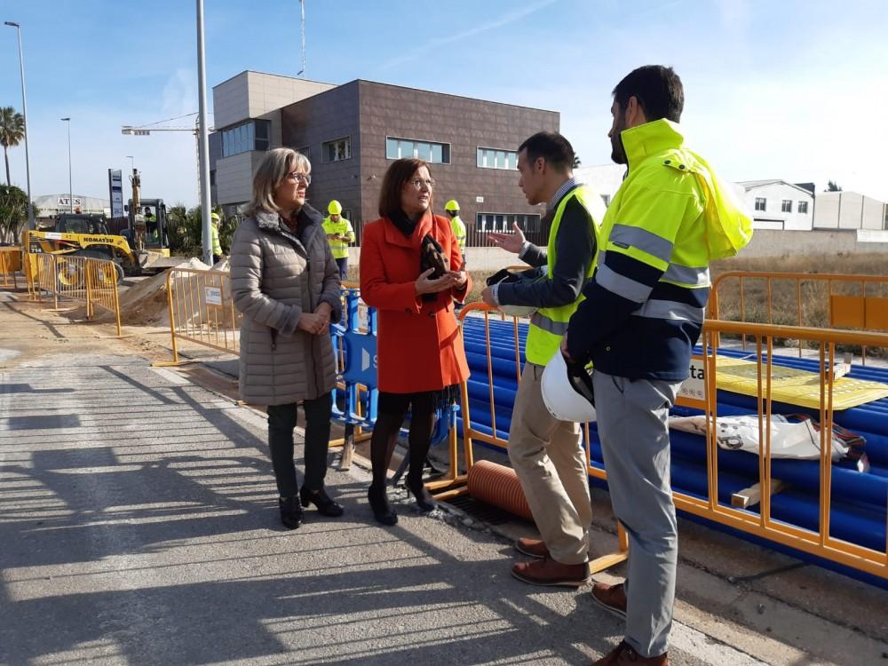 L'alcaldessa de Benicarló, Xaro Miralles, i la regidora de Medi Ambient, Filo Agut, han visitat avui les obres de millora de la xarxa de distribució d'aigua.