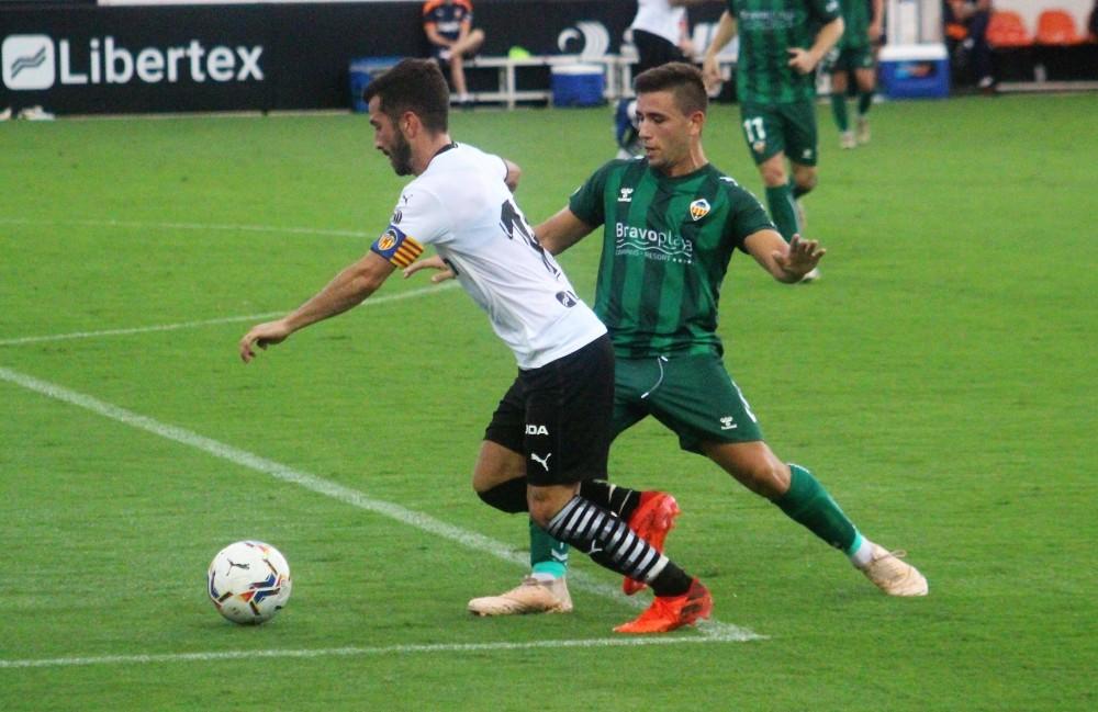 Jesús Carrillo presiona a Gayá, en la segunda parte.