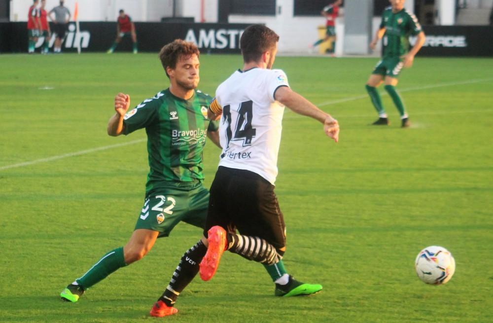 Joseba Muguruza intenta frenar a Gayá.