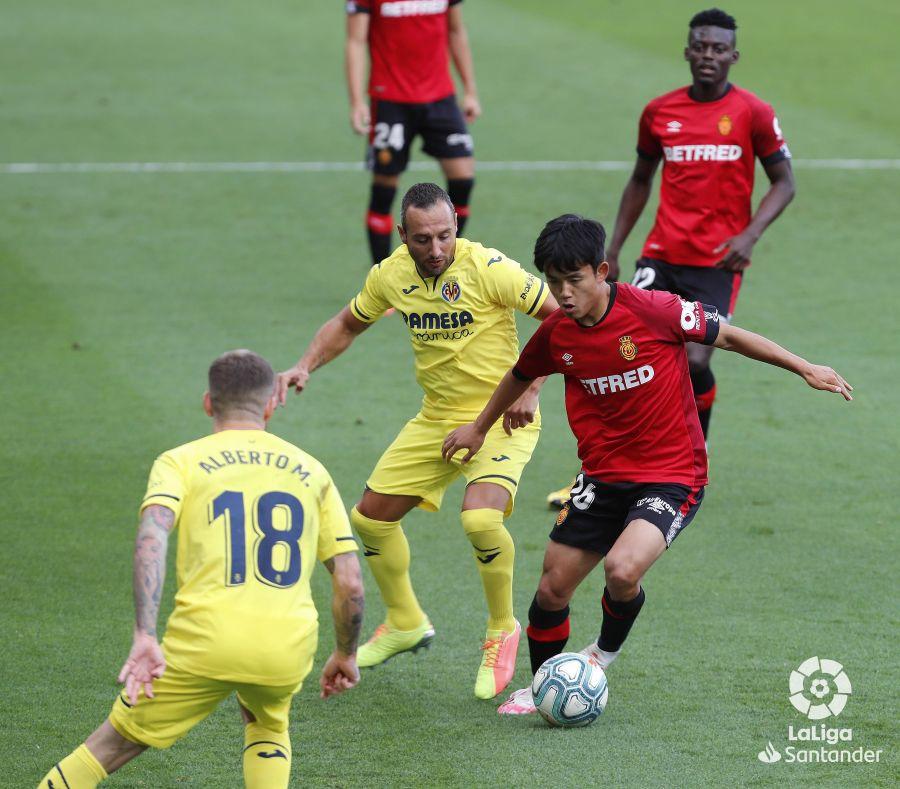 Santi Cazorla presiona a Kube.