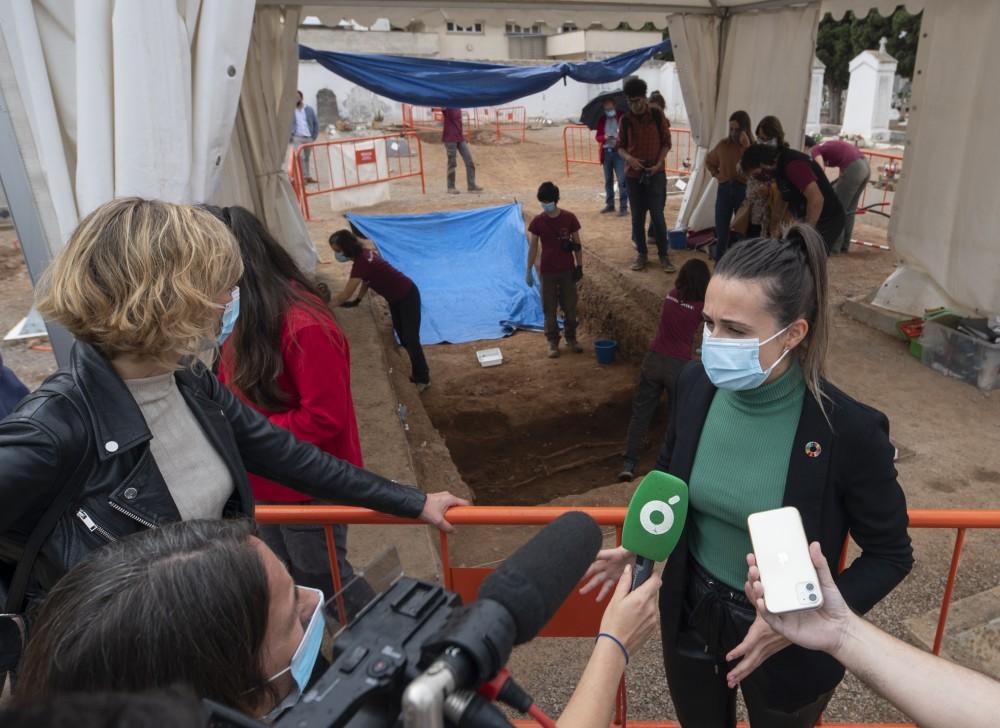 Tania Baños en cementerio Castellón