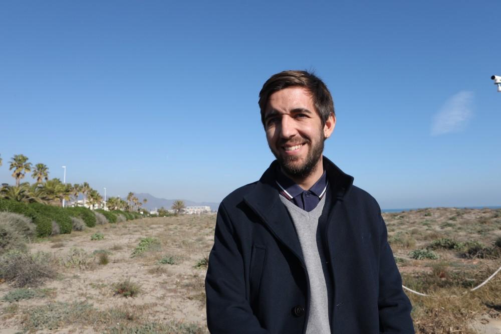 Fernando Navarro en la platja Serradal