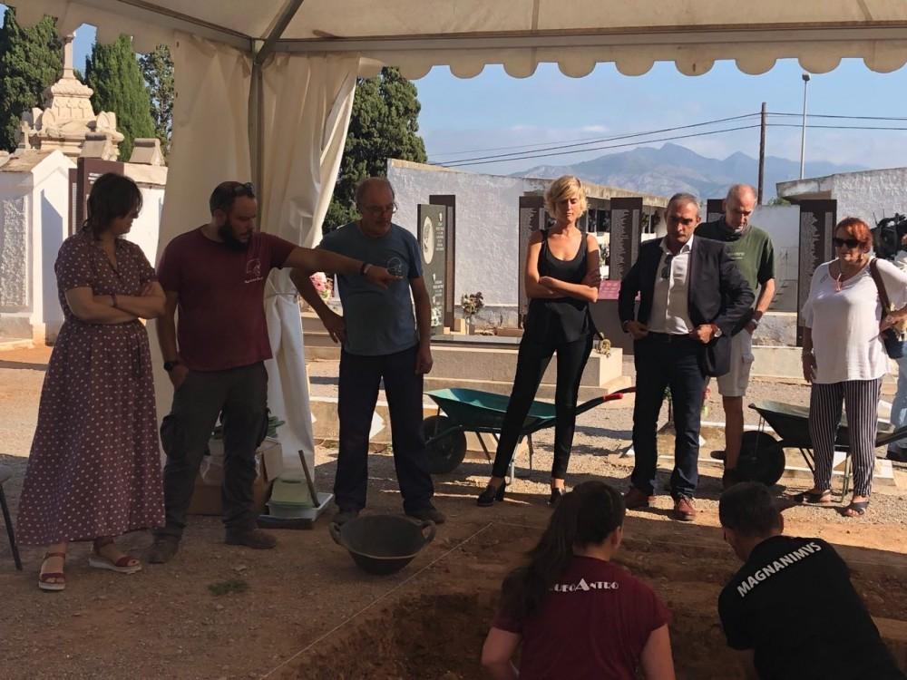 Foto Verònica Ruiz exhumacions amb la Consellera 2