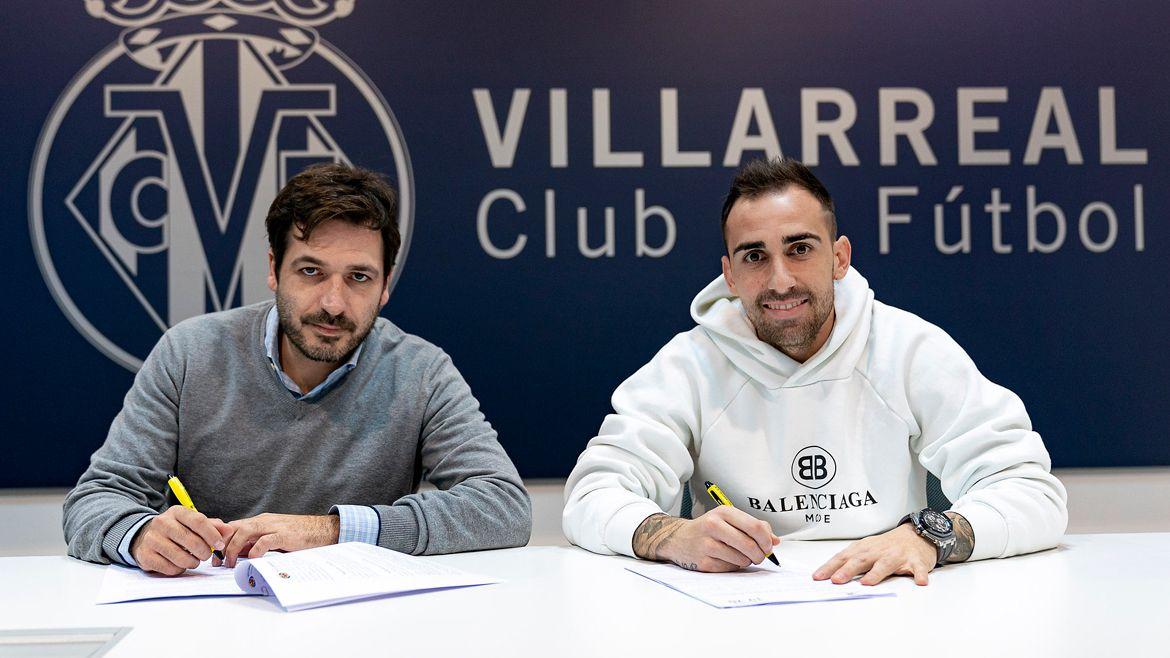 Fernando Roig Negueroles y Paco Alcácer, en el momento de la firma del contrato. FOTO: VILLARREAL CF