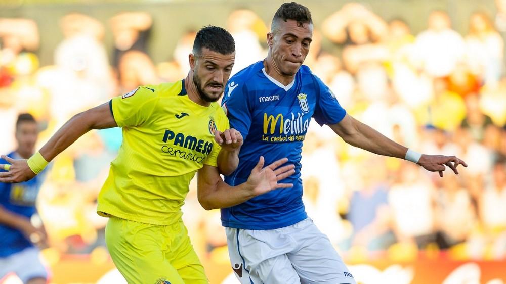 Fernando Roig Negueroles junto al central Sofian Chakla. FOTO: VILLARREAL CF