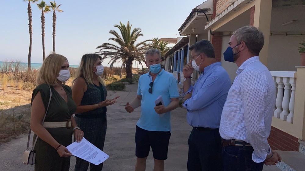 Marta Barrachina junto a diputados y senadores del PP en la playa de Nules