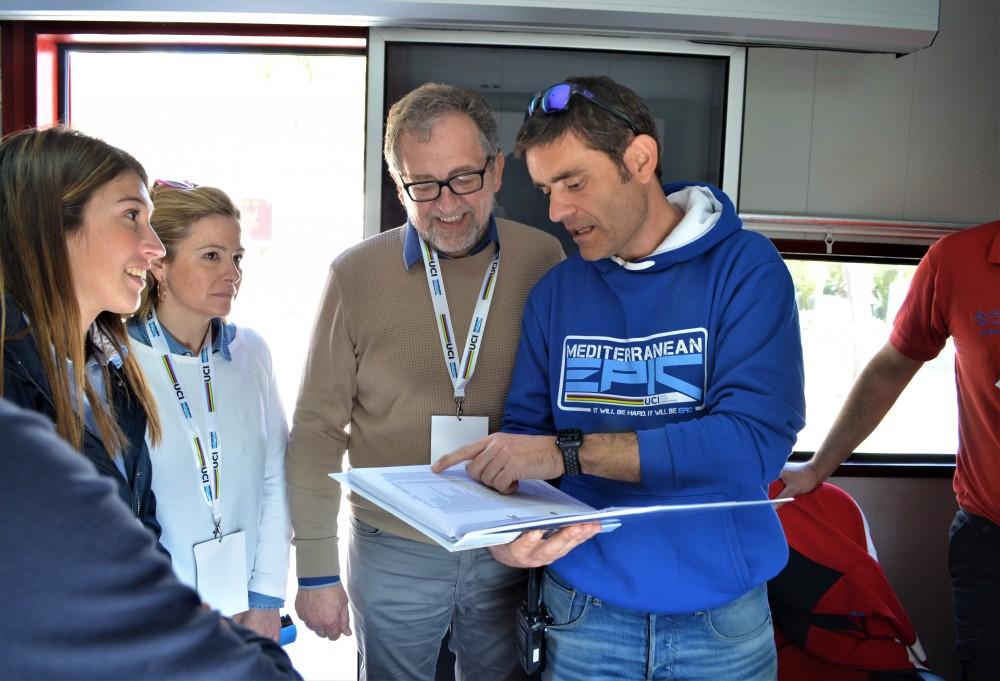 José Martí habla con miembros de la organización.