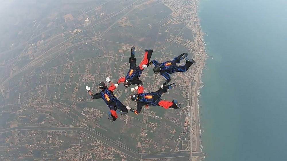 El equipo de paracaidistas de la Armada sobre cielo provincial