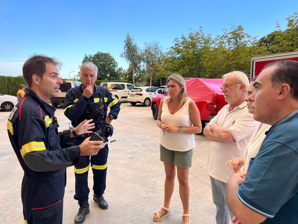 marta barrachina con alcaldes y bomberos