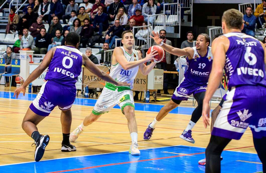 tau castello baloncesto