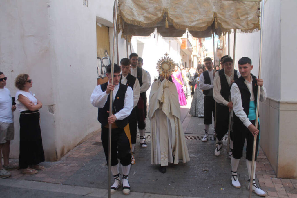 Almenara finaliza sus fiestas con la merienda de la gente mayor y la procesión del traslado